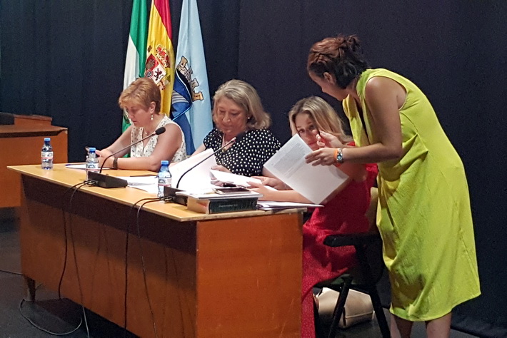 El equipo de gobierno de Almucar nuestra su apoyo a la edil Beatriz Gonzalez y a la Secretaria Municipal, en el asunto de la aprobacin al PGOU